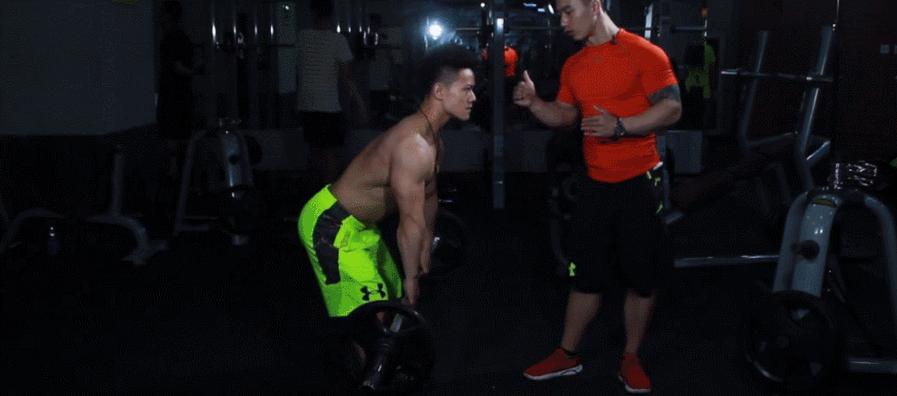 拉伸背部可以使背变薄,背部宽但是没厚度