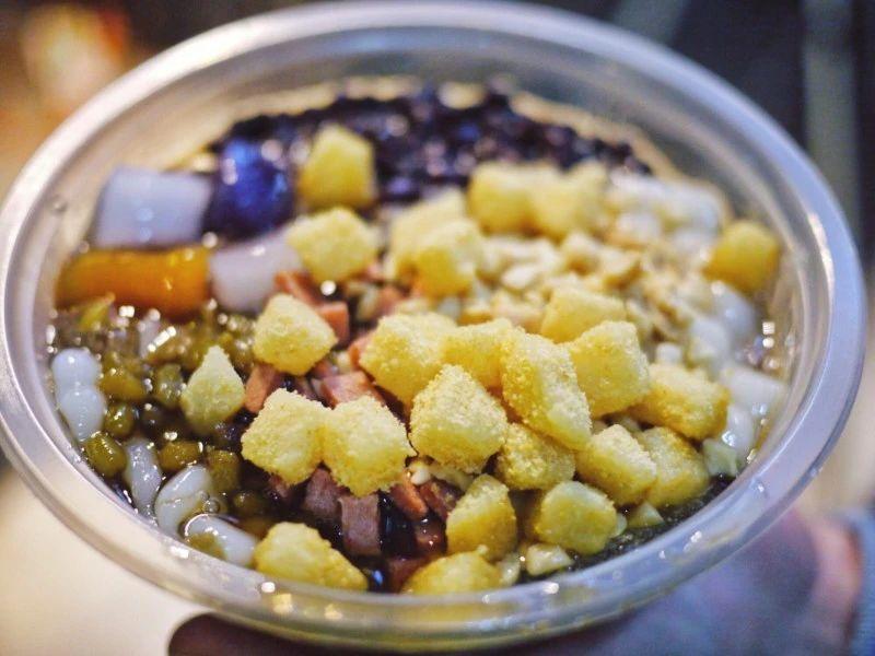 曾经的美食帝国强势回归，建设路要火了！