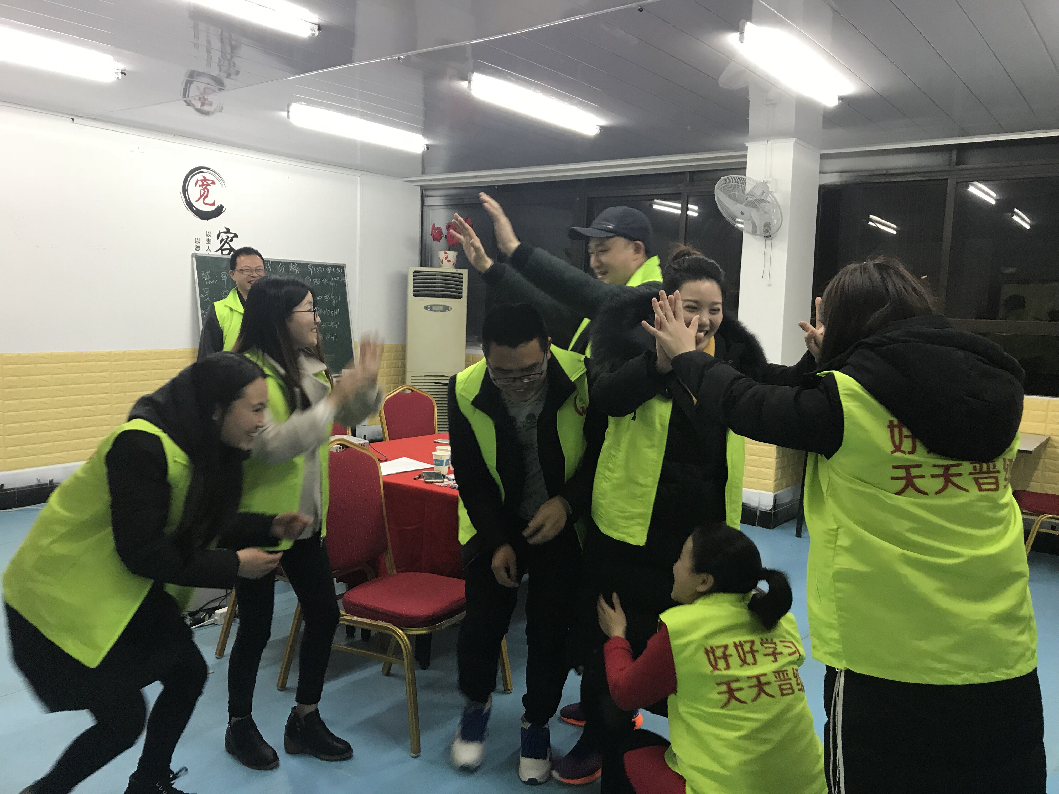 小饭桌跟托管班的区别,品牌托管班和小饭桌有什么区别