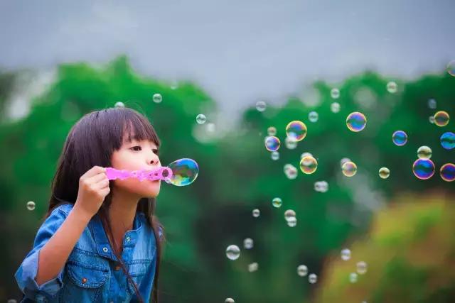 孩子吃饭时家长应该怎么做 (孩子吃饭家长该怎么办)