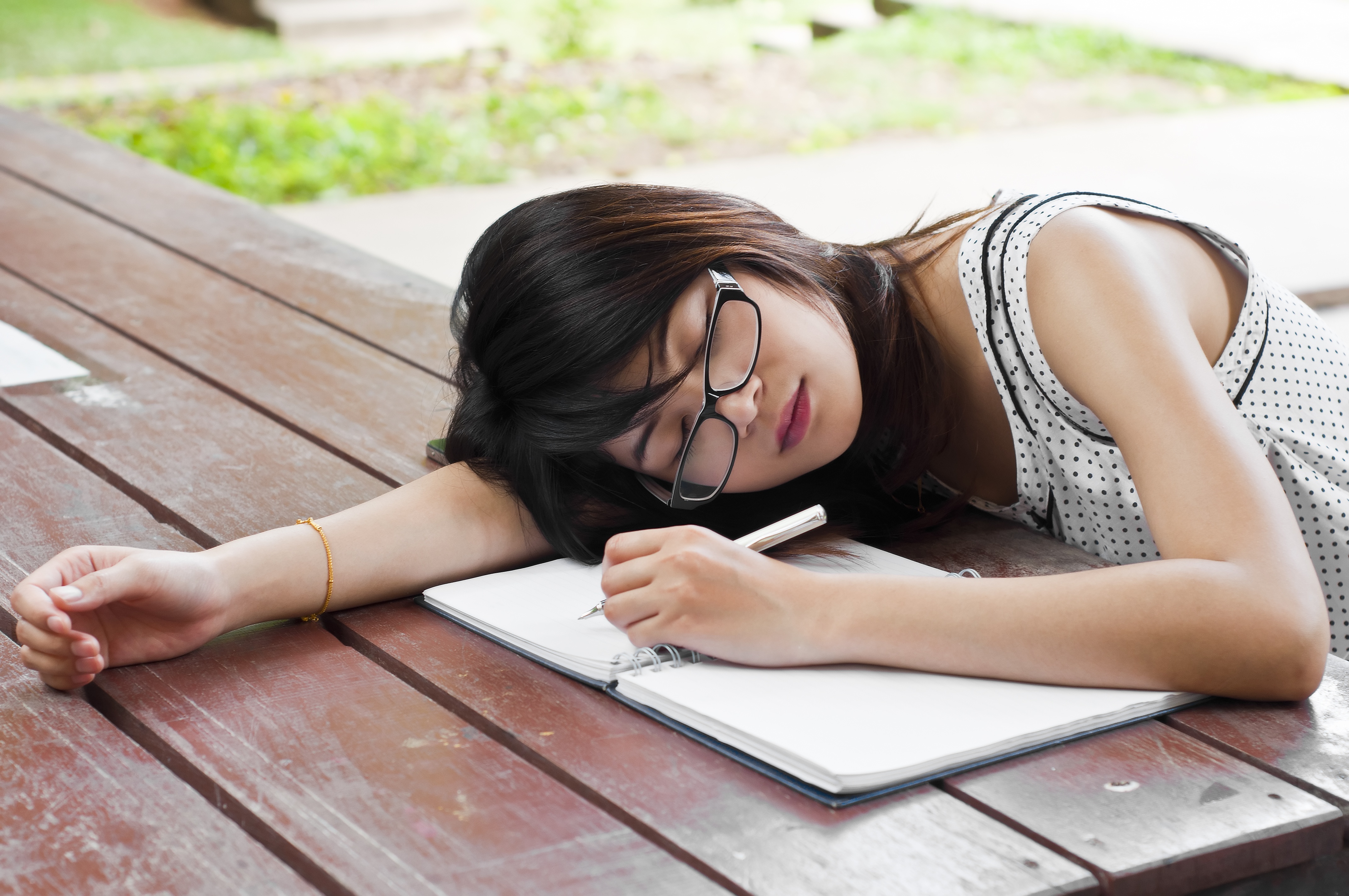 脸上鱼尾纹怎么弄好看点,抬头纹吃什么可以除皱纹