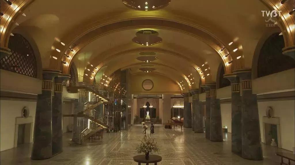 剧情老套夸张但没有违和感 (剧情很老套但是很好看)