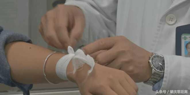 男子被毒蛇咬伤视频,有人被毒蛇咬伤现场应该如何处理