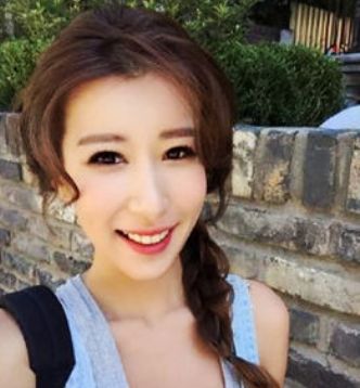 无线小花凭火辣身材获网友热捧无视他人于商场内试睡