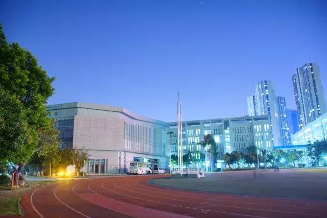 我在西乡中学，等一个人！