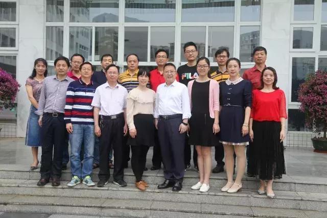 我在西乡中学，等一个人！