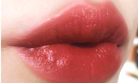 两支口红混搭怎么涂,两支口红怎么弄成一支