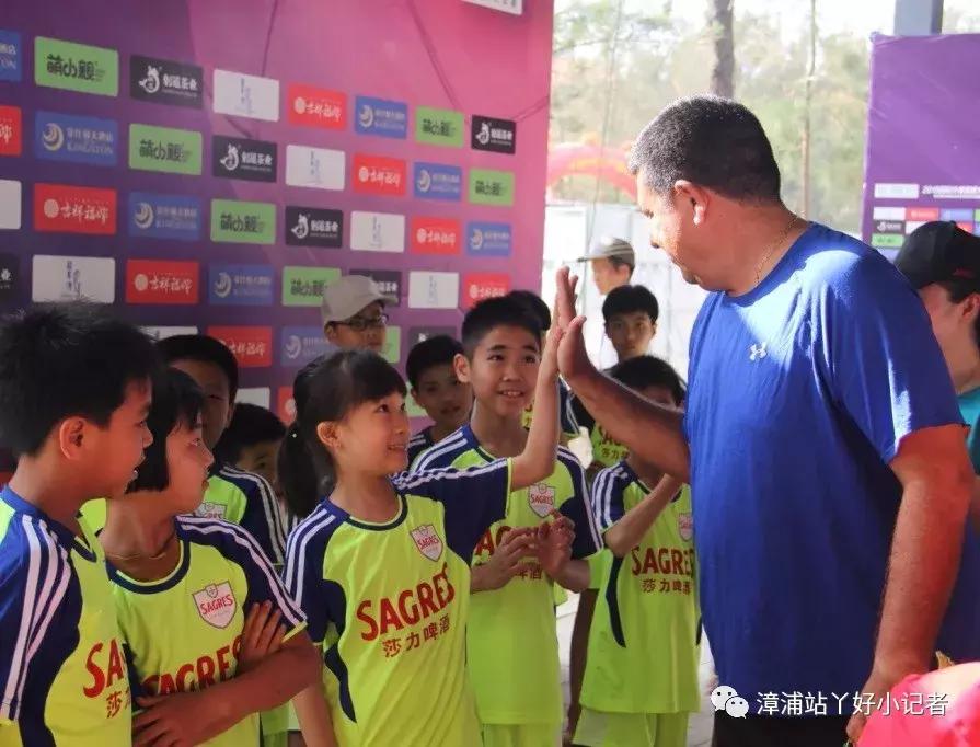 漳浦丫好小记者直击2018国际沙滩足球训练赛现场之球童互动