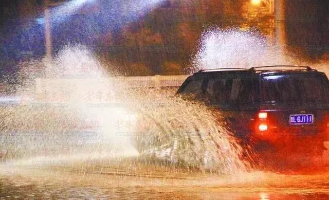 开车躲避打雷注意什么,下雨天打雷闪电可以开车吗