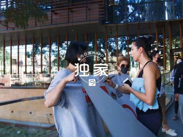 “*制抵**巴黎世家，纪念五四运动！”澳华人青年CBD*会集**反种族歧视