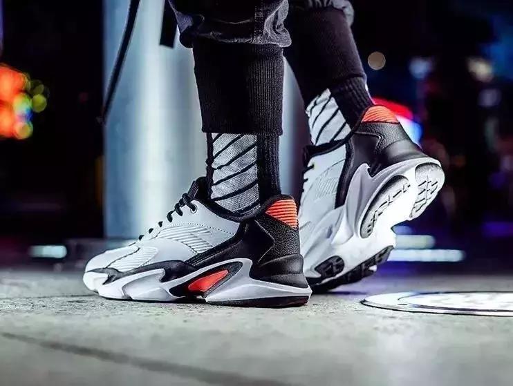 这还是老村炮安踏吗?全新太空鞋潮炸了,半个欧美朋友圈都在跪舔