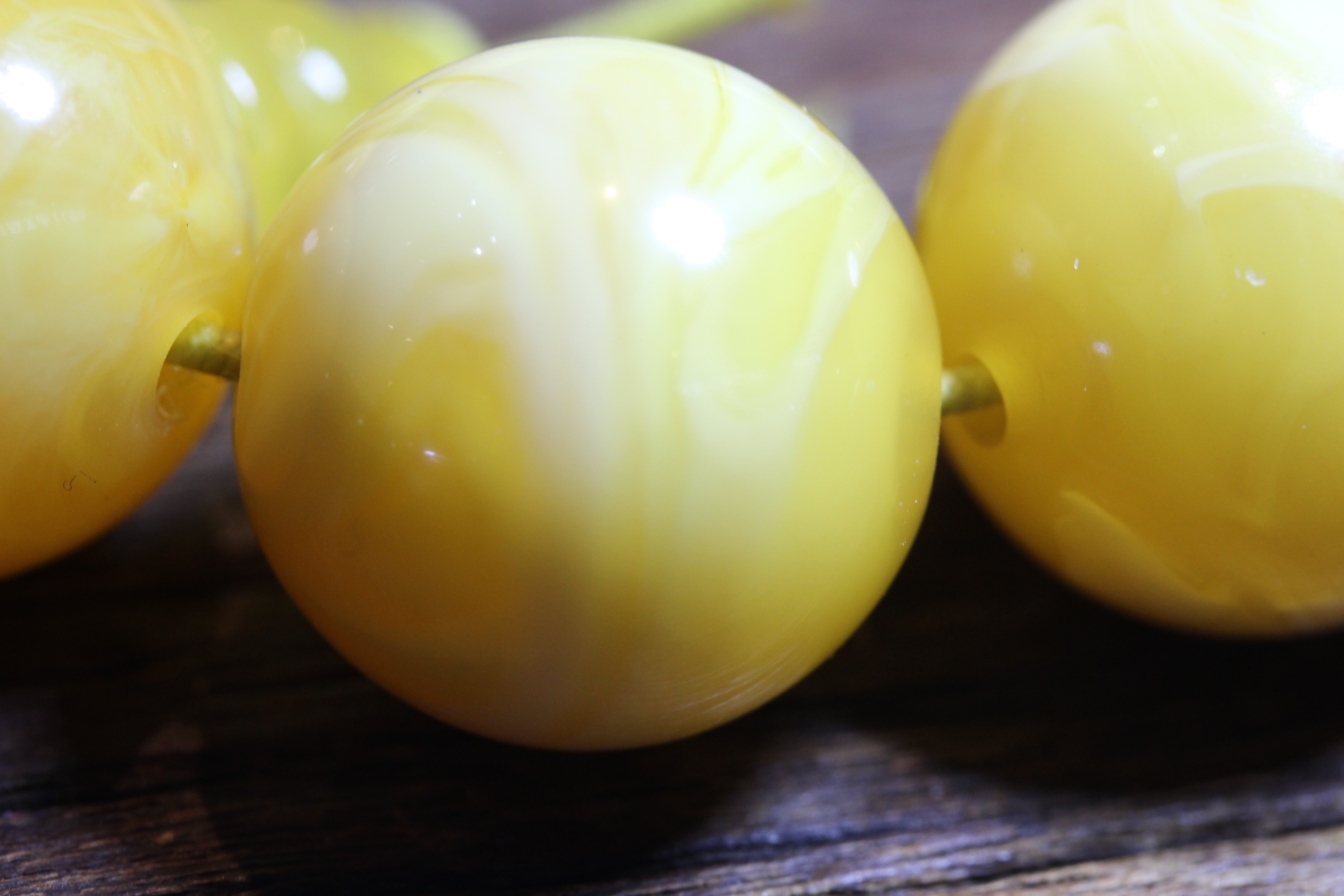 琥珀蜜蜡的真假鉴别的方法有哪些,鉴别琥珀蜜蜡靠谱的方法有哪些