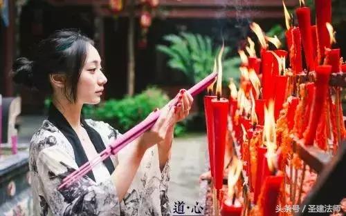 夏天去寺庙适合穿的衣服,进寺庙穿衣服的讲究