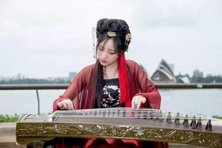 中国姑娘汉服惊呆外国人视频,中国姑娘在国外街头穿汉服惊艳了