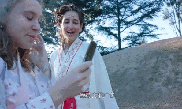 华丽汉服在外国街头惊艳外国人,中国汉服小姐姐美到哭了