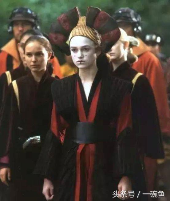 她是平胸的纸片姑娘，却是性感的英伦玫瑰，美得颠倒众生！