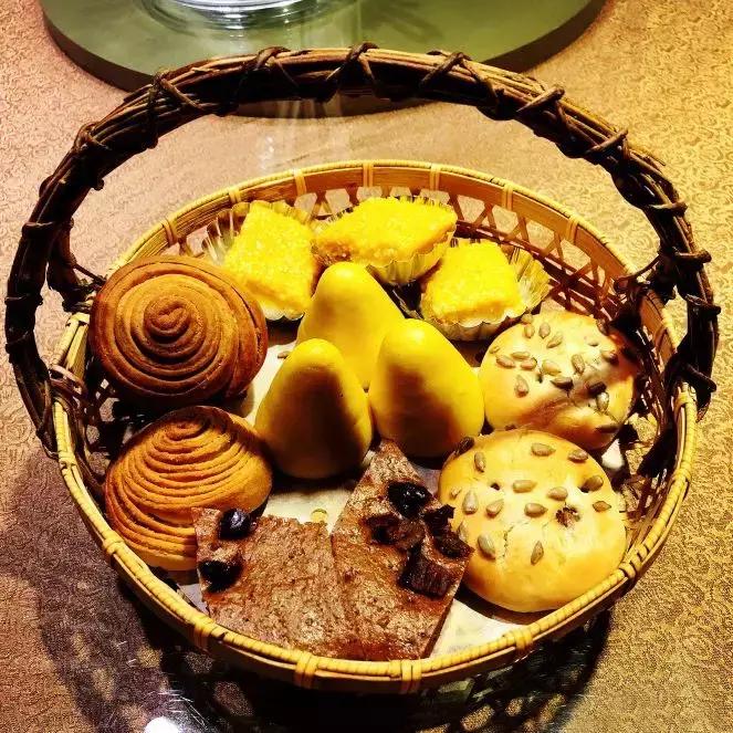 夜晚蒙古包吃烤全羊的真实视频,蒙古包里吃烤全羊一定要有仪式感