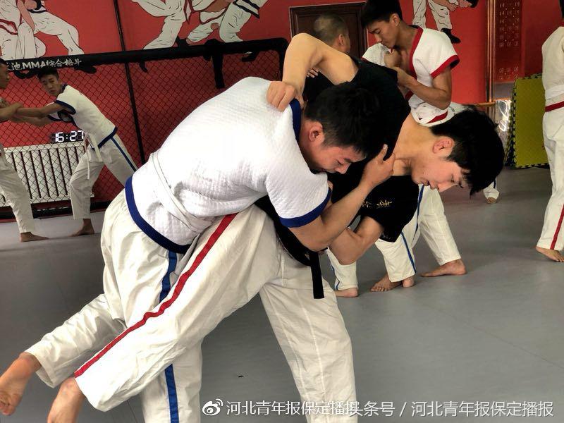 保定三个年轻小伙子,全国摔跤第一人