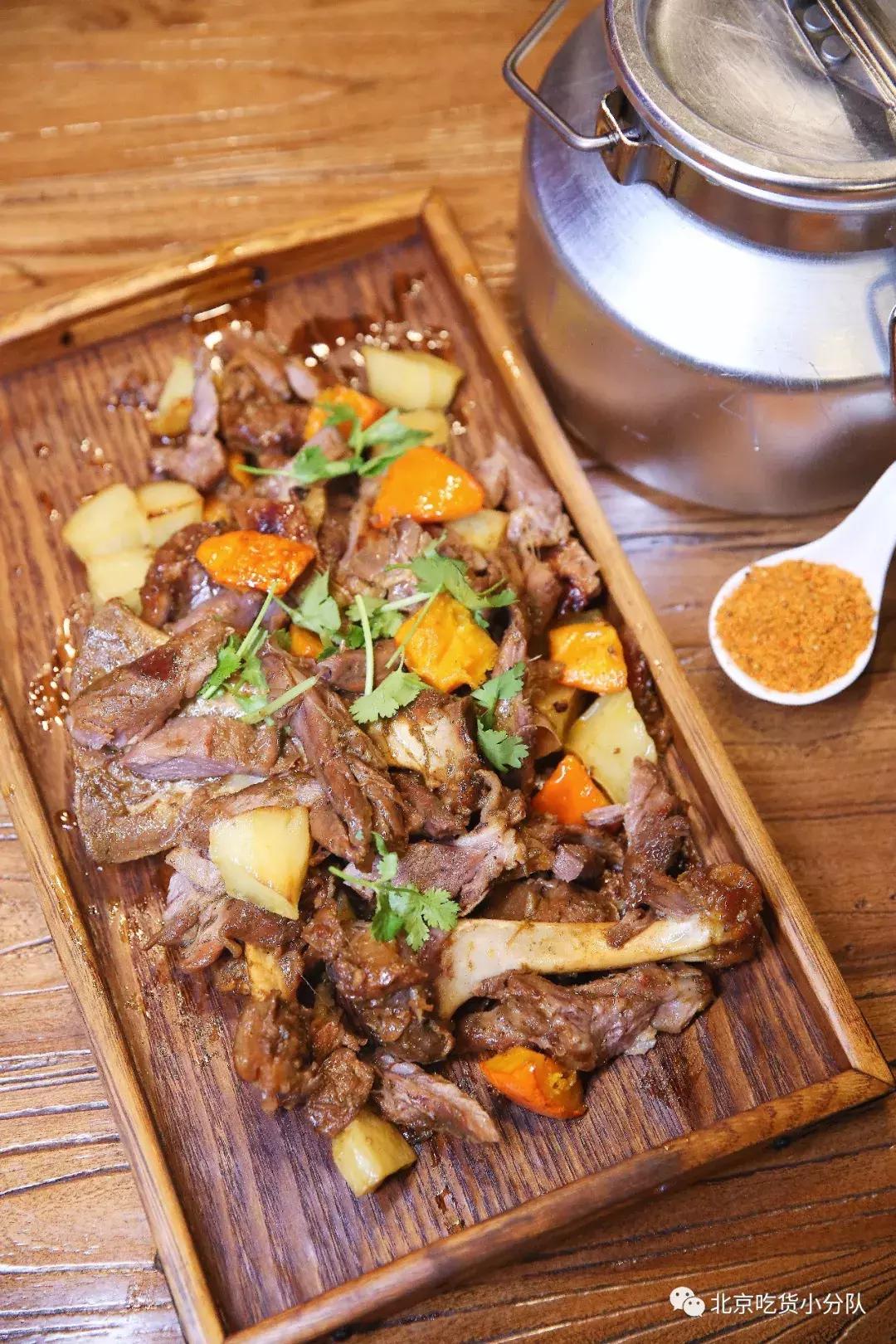 小奶桶烤肉，坐帐篷里吃