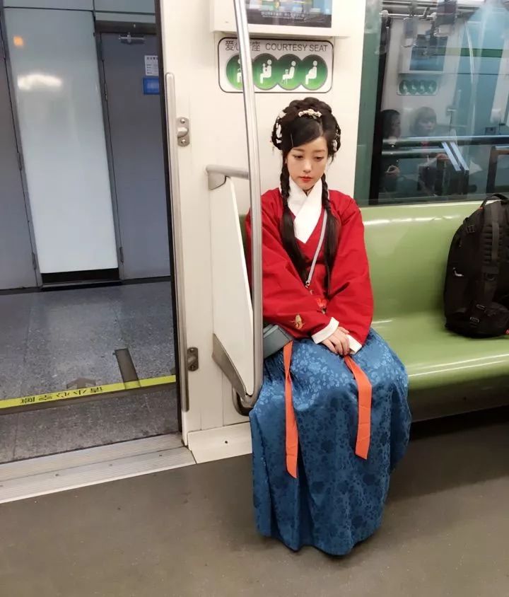 90后中国姑娘，在澳洲街美哭外媒