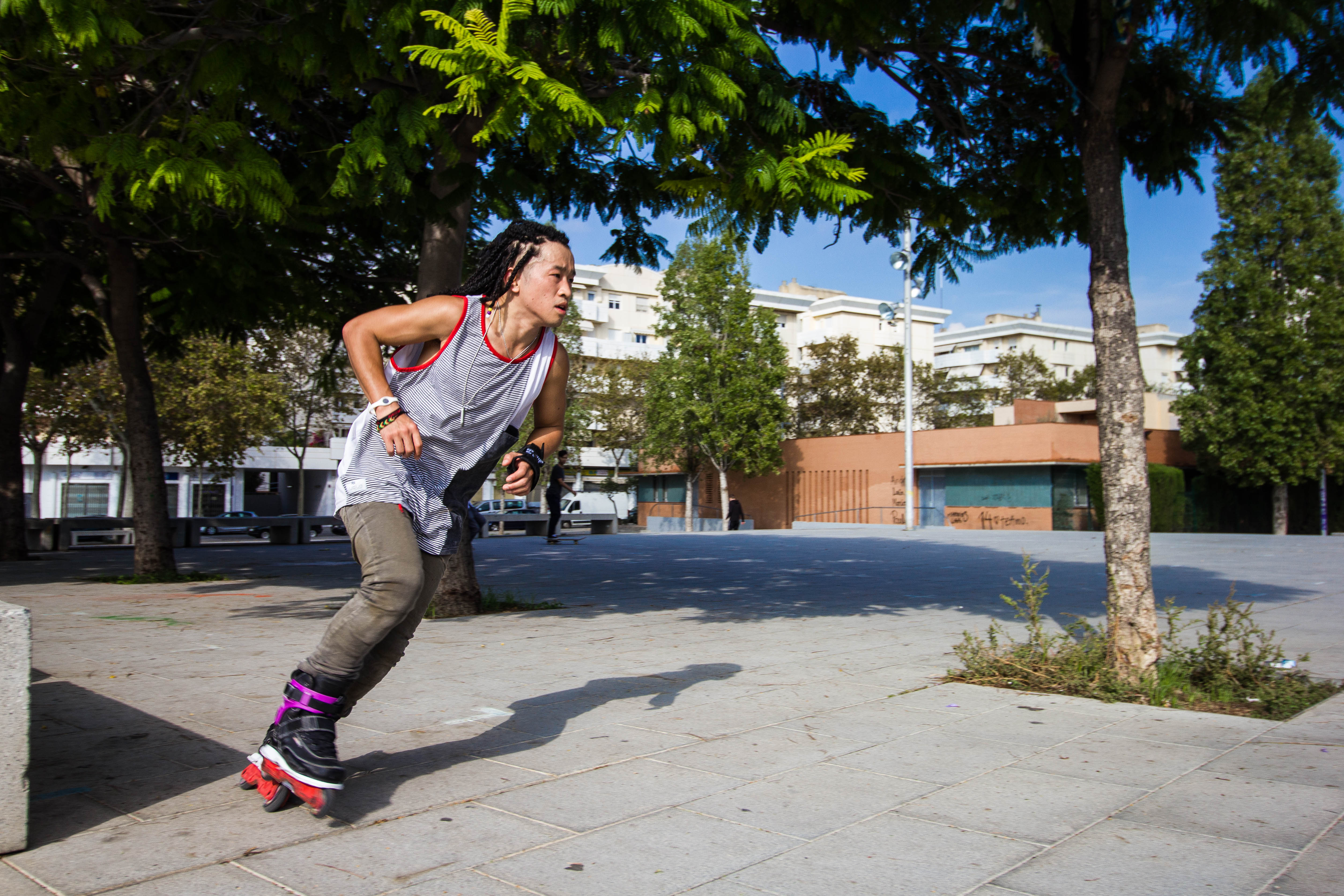 极限轮滑第一人视频,成人初学者学轮滑如何挑选轮滑鞋