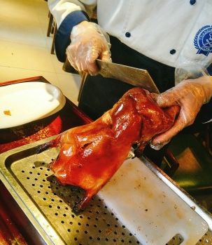 皮酥肉嫩满口留香,正宗的长春烤鸭