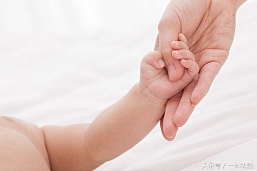 小孩子手足心发热喝点什么好,小孩发热身体烧手脚不烧怎么办