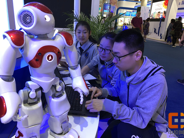 郑州二中亮相全国基础教育信息化应用展示交流活动现场带来独一无二的精彩