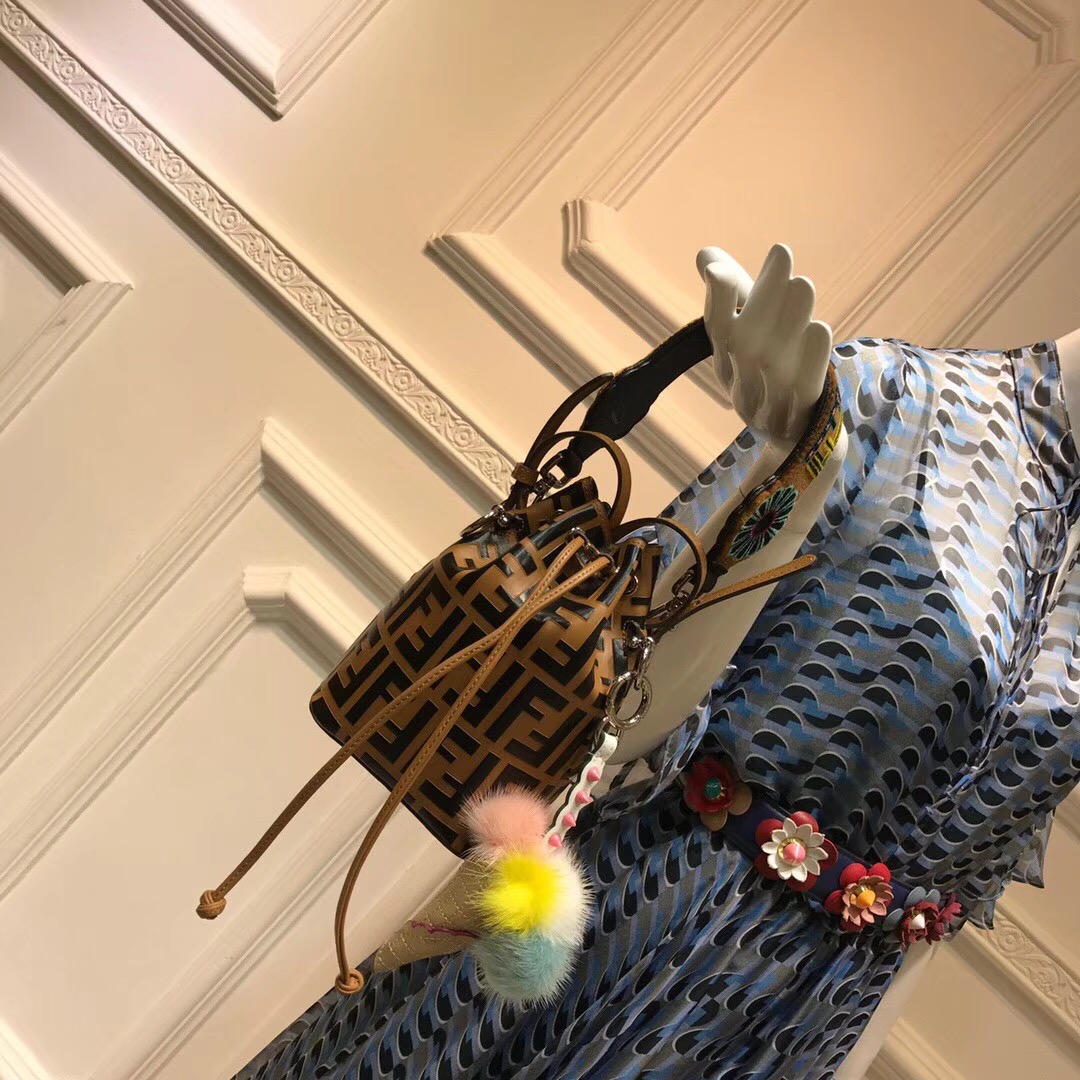 撞包不可怕!为你找到了今年夏天最出彩的包包赢过无数大牌