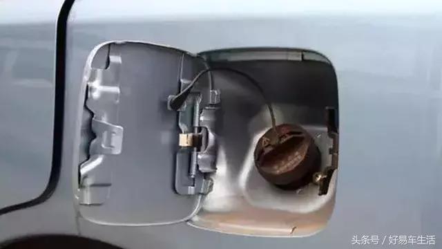 开车闻焦糊味,开车上陡坡出现焦糊味