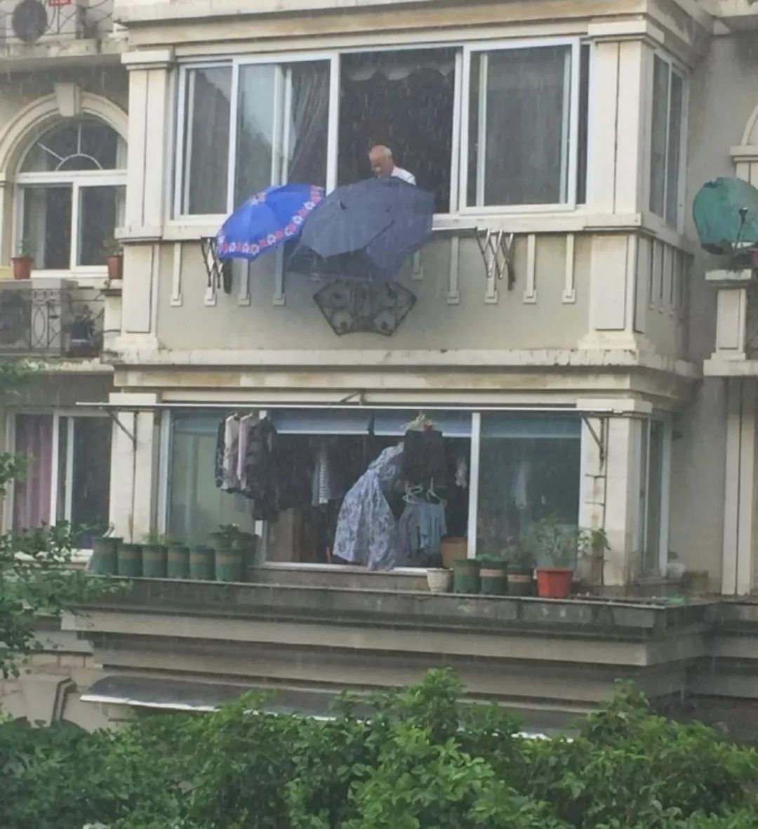 监控拍下令人惊恐的视频,监控拍下医院惊恐一幕