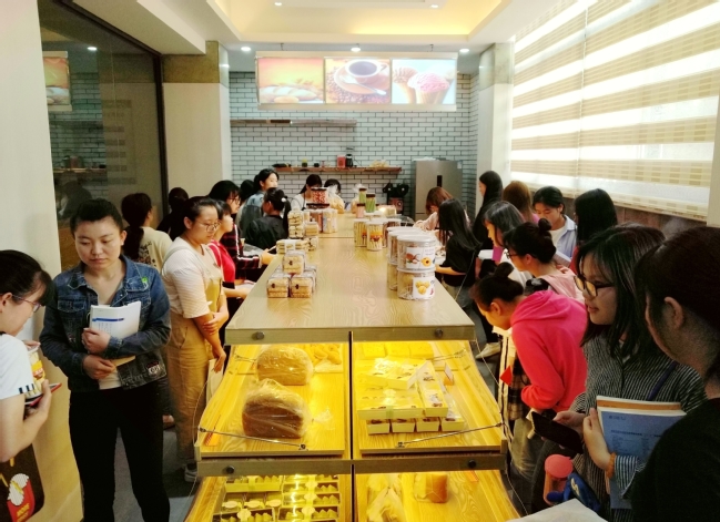 武汉大学生互联网创新创业项目,大学生创新创业餐饮奶茶店视频