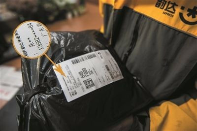 女子遭邻居强行拽进屋,女子被邻居强行拽进屋