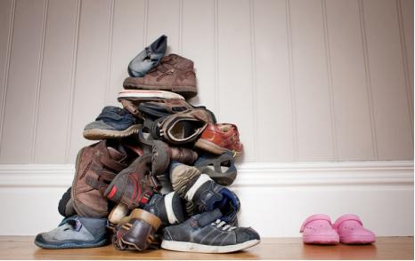 鞋子晒干发臭怎么处理最有效,鞋子被雨水泡过后发臭怎么处理