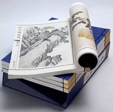 美女出浴，遭两个秃顶老头偷看！