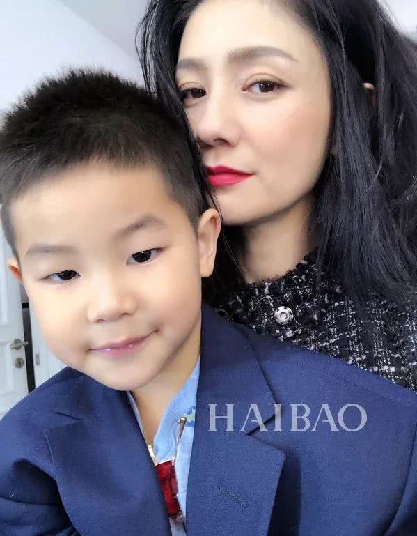 诺一现在这么接地气？才7岁的Grace就是铅笔腿！