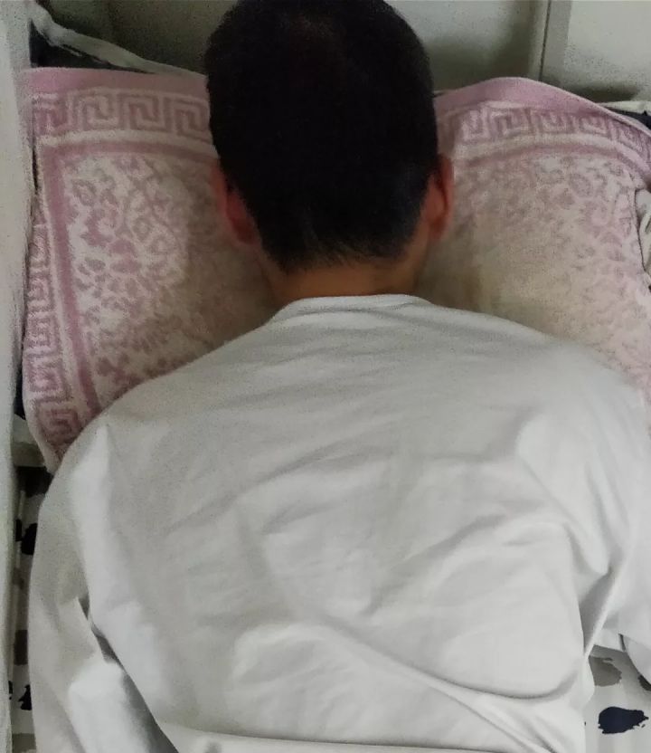 睡觉头发乱得像鸡窝一样,睡觉醒来头发乱