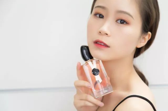 这些骗钱烂脸的玩意儿请原地爆炸！