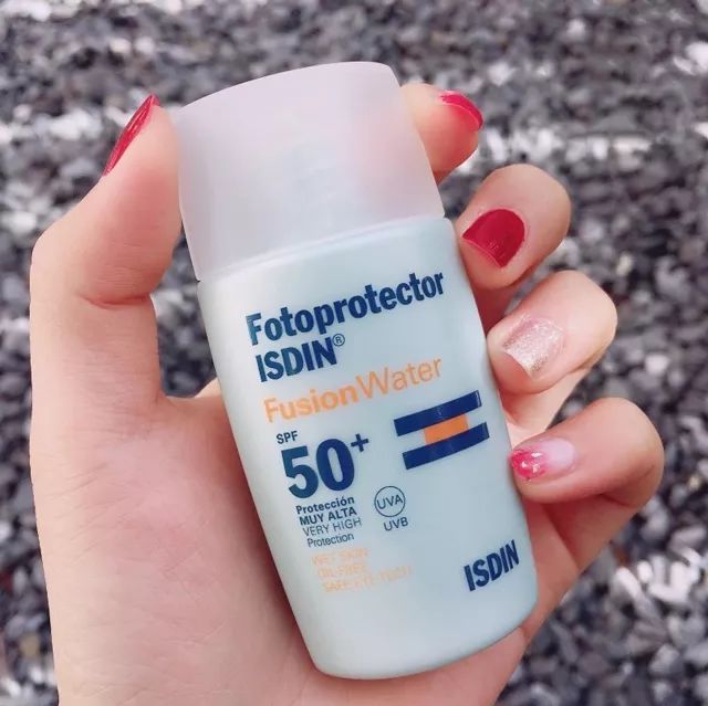 轻薄不暗沉的防晒霜,防水防汗不脱妆的防晒霜