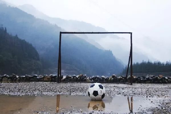 妈妈别哭汶川地震电影,汶川地震纪录电影川流不息首映