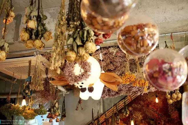 为喜欢自拍的小仙女打造的咖啡店！据说90%的韩国妹子都去打过卡