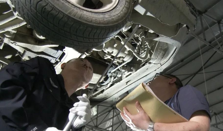 撞人下车查看后没报警离开现场,撞人了车子留在现场人走了