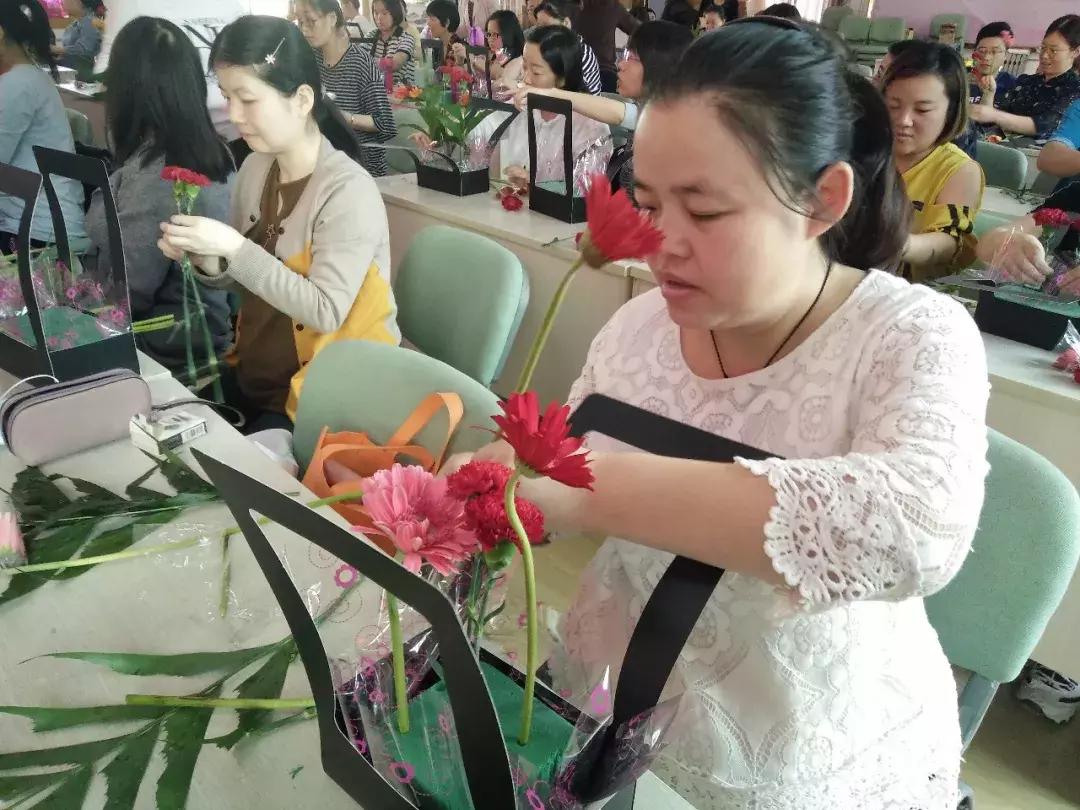 母亲节送给妈妈礼物一束花,母亲节送给妈妈一支康乃馨