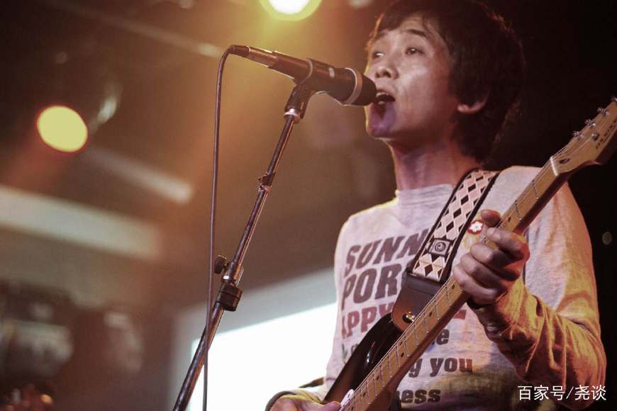 中国摇滚界里他比崔健资格老，张楚叫大哥，把红歌唱出摇滚范的人