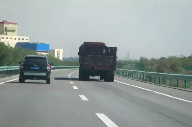掌握这4个高速跟车技巧，远离车祸！