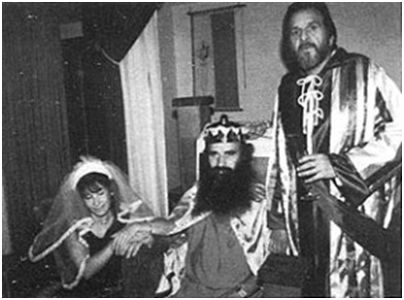 *虐性**亲子，把女信徒当“妃子”，他还徒手剖开了她的肚子！