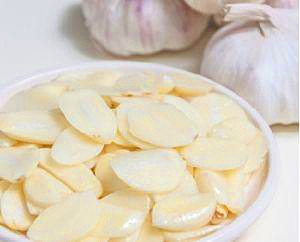 钓鱼加蒜水真能避免小鱼闹窝吗,钓鱼时大蒜能诱鱼吗