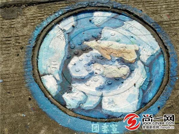 高校学生为井盖作画,萌萌哒学生手绘