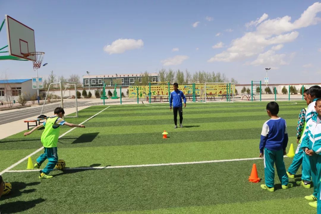 “快乐足球·伴我成长——关爱留守儿童”公益行活动走进榆中县清水中学、榆中县柳沟店小学