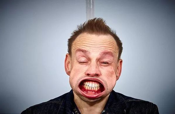 川航机长首次露面，亲述“空中浩劫”惊魂经历：副机长半个身子被吸出窗外、温度骤降外加强风力袭击……